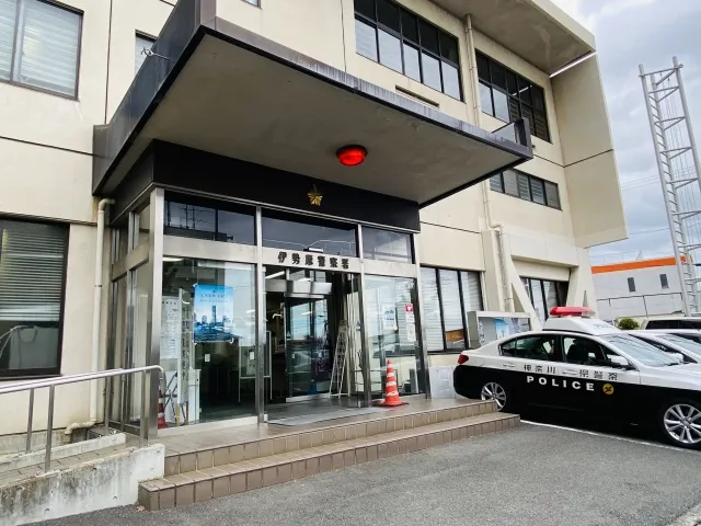 車庫証明の窓口に申請に行く